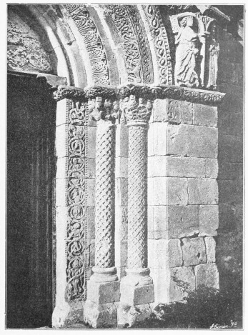 Lámina 30.
ESTÍBALIZ. Detalle de la portada de la basílica.
