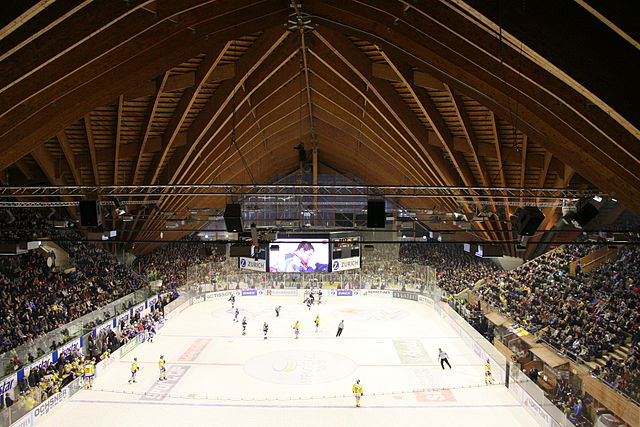 File:Innenaufnahme Vaillant Arena Davos.JPG