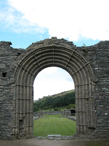 File:DSCN4297-strata-florida-arch.JPG