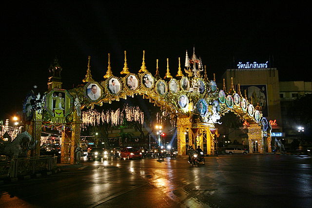 File:Ratchadamnoen King80 arch.jpg