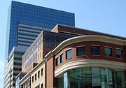 Torre de Target visto detrás de su tienda insignia en el centro comercial Nicollet