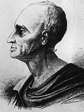 Imagen de una antigua pista del hombre (perfil). La demanda tiene rostro largo, pelo corto y la frente alta.