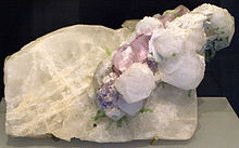 Un mineral blanco, de la que los cristales rosados blancos y pálidos sobresalen