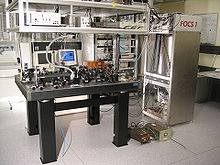 Una mesa de laboratorio con algunos dispositivos ópticos en él.