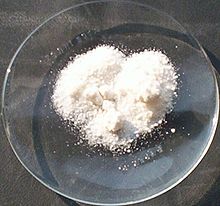 Algunos fino polvo blanco en un vidrio de reloj de laboratorio