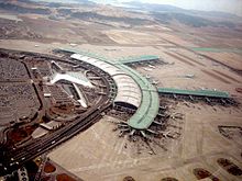 Vista aérea inclinada del aeropuerto moderno. Los aviones se estacionó junto a