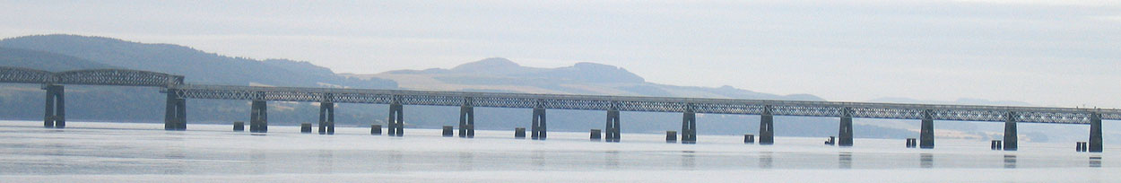 Segmento norte del segundo puente Tay, mostrando los tocones de los embarcaderos del puente original, que sobresalen por encima de la de Tay