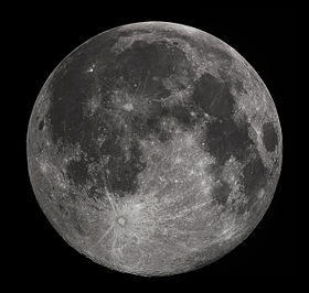 Luna llena en la oscuridad del cielo nocturno. Se modeló con una mezcla de regiones de tono ligero y más oscuro, manchas irregulares, y dispersó con diferentes tamaños de los cráteres de impacto, círculos rodeados de rayos-echado de eyecciones brillante.