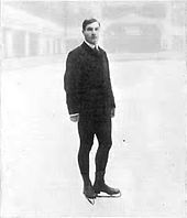 un hombre de pie sobre el hielo en la figura patines