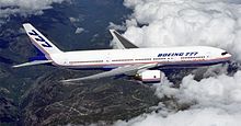 Las aeronaves en vuelo, rodeado de nubes blancas. Vista lateral del jet bimotor en el cielo.