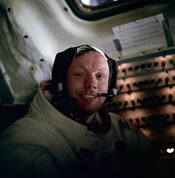 Foto de Armstrong sonriente en su traje espacial