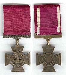 En el anverso y reverso de la medalla de bronce cruz paté de oro; anverso muestra la corona de San Eduardo coronada por un león con la inscripción al Valor con una cinta carmesí; el reverso muestra la inscripción del beneficiario en la barra de la conexión de la cinta con el regimiento en el centro de la medalla.
