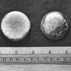 Dos bolitas brillantes alrededor de 3 cm de diámetro.
