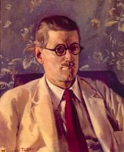 La mitad de longitud Retrato de un hombre de unos cuarenta años vistiendo Windsor distintivo (circular lente) gafas con marcos negros cubiertos por Zylo, corto y cabello castaño peinado hacia abajo, un pequeño bigote, chaqueta de color canela claro y corbata marrón. Su boca se convirtió en una expresión un poco truculento