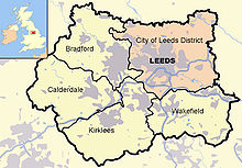 Este mapa muestra la ubicación de Leeds (de color rosa) y los otros cuatro condados metropolitanos de West Yorkshire (hacia la derecha desde Leeds: Wakefield, Kirklees, Calderdale y Bradford). Las fronteras del condado y de ciudad son, áreas urbanas negras grises, autopistas azul con franjas blancas, ríos y cuerpos de agua de color azul claro. Un recuadro muestra un mapa de Gran Bretaña con la ubicación de West Yorkshire destacó.
