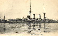 Gran buque de guerra en reposo sobre el mar.