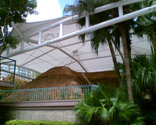 Vista exterior de un antiguo museo tumba con techo protector.
