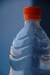Foto de una botella de plástico transparente estándar.