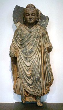 De pie escultura de Buda, antigua región de Gandhara, el norte de Pakistán, siglo CE primero, Musée Guimet, París.