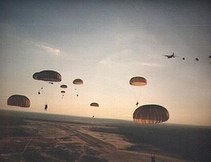 US Army Rangers paracaídas en Granada durante la Operación Urgente Fury.jpg