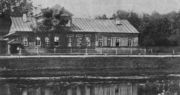 Une grande maison basse, un peu comme une ferme, donnant sur un lac ou une rivière