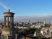 Voir d'Edimbourg de Calton Hill. Le mémorial Dugald Stewart est visible au premier plan.
