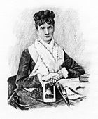 Une femme d'âge mûr portant ses cheveux sur sa tête, vêtue d'une robe noire avec un grand col blanc.