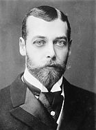 Pale-eyed jeune homme avec une barbe et la moustache