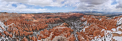 Paysage avec rochers rouges et roses avec de la neige