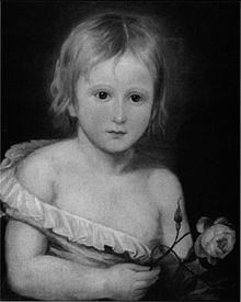Noir et blanc demi-longueur portrait d'un enfant en bas âge, vêtue d'une petite chemise qui tombe hors de son corps, révélant la moitié de sa poitrine. Il a les cheveux blonds courts et tient une rose.