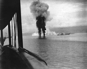 La fumée se élève de deux avions japonais
