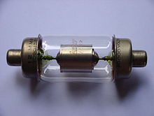 Un cylindre de verre coiffé aux deux extrémités avec des électrodes métalliques. A l'intérieur de l'ampoule en verre, il se agit d'un cylindre métallique connectée aux électrodes.