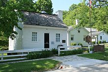 Ce est une photo couleur du lieu de naissance de Grant: une petite maison de panneaux de bois d'un étage.