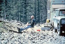 L'homme assis dans un camping