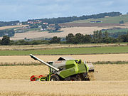 Une moissonneuse-batteuse en cours d'utilisation