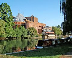 Royal Shakespeare Theatre et de la rivière Avon2.jpg
