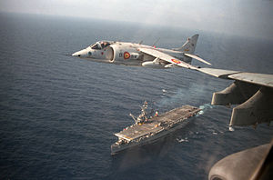 Un Harrier survole un porte-avions ci-dessous