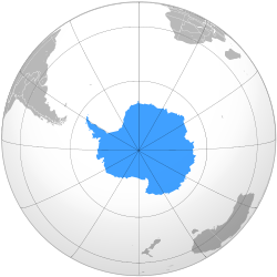 Cette carte utilise une projection orthographique, aspect quasi polaire. Le pôle Sud est près du centre, où les lignes longitudinales convergent.