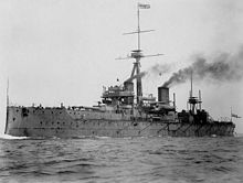 Navire en mer avec de la fumée émise par deux entonnoirs