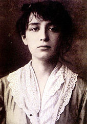 Tête et des épaules d'une jeune femme aux cheveux noirs qui cherchent à la baisse.