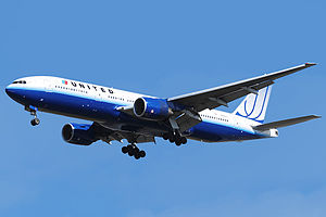 Avions approche d'atterrissage. Vue quart avant du biréacteur en vol avec volets et le train d'atterrissage sorti.