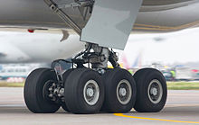 train d'atterrissage de l'aéronef. Six roue dentée sur le terrain, avec l'ensemble de fixation et la porte engrenage menant au ventre de l'avion.