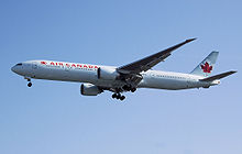 Avions approche d'atterrissage. Side view of twin-engine jet in flight with flaps and landing gear extended.