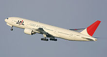 décollage des aéronefs. Side view of twin-engine jet in flight with flaps and landing gear extended, with upswept wings.