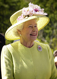 Elizabeth II salue la NASA GSFC employés, le 8 mai 2007 Edit.jpg