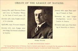 Une carte avec un dos et une image blanche du président Wilson à la recherche sérieuse dans le centre et les dates de leur importance pour la Société des Nations sur le côté