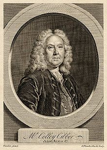Gravure d'un homme grassouillet fin-âge moyen du 18ème siècle, portant une perruque complète, veste de velours, gilet et cravate, regardant à travers une rondelle faux-architecture, au-dessus d'un socle portant son nom Ligne: M. Colley Cibber, Anno aetatis 67 .