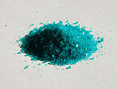 Un petit tas de particules de cristal cyan