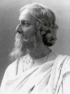 Late-âge moyen homme barbu de robes blanches regarde vers la gauche avec un calme serein.