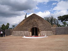 Photo du palais du Roi à Nyanza, le Rwanda représentant entrée principale, avant et toit conique